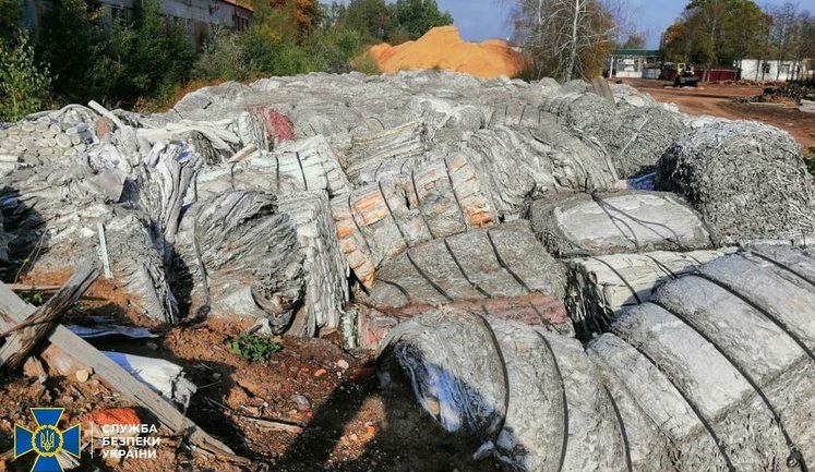 Предприятие, производившее картонную продукцию, незаконно вывезло около 500 тонн отходов в поселок на Черниговщине, - СБУ. ФОТОрепортаж