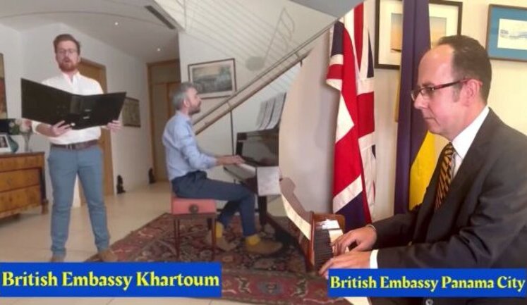 В посольствах Великобритании по всему миру сыграли гимн Украины. ВИДЕО