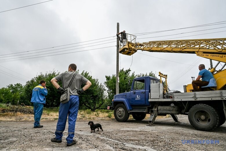 Школа без крыши, дома без окон: войска РФ два дня подряд обстреливают село под Запорожьем 03