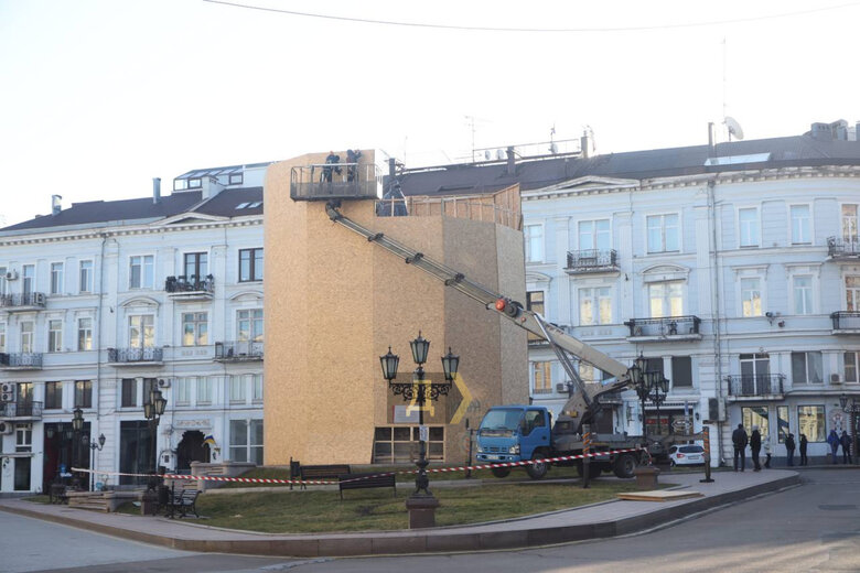 В Одесі проводять демонтаж пам’ятника Катерині ІІ 01