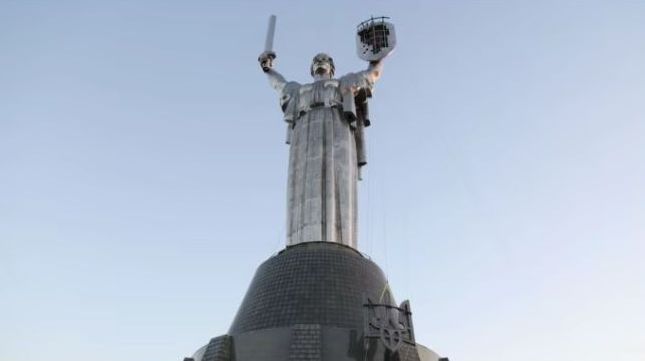 На Родину-мать начали монтировать трезубец 01