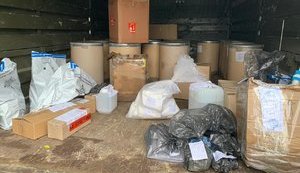 Более 3 тонн прекурсоров и огнестрельное оружие изъяли в ходе обысков у участников преступной группы, торговавшей амфетамином, - ГПСУ. ВИДЕО+ФОТОрепортаж