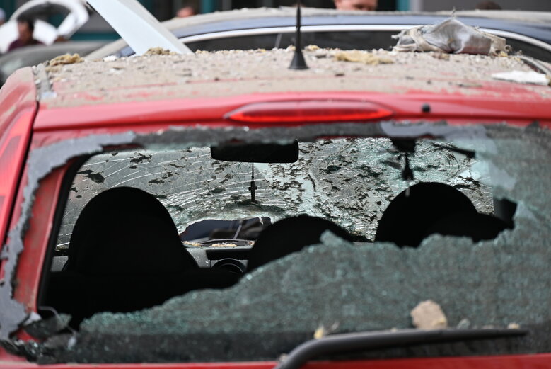 Последствия падения обломков вражеской ракеты на многоэтажку в Соломенском районе Киева 37