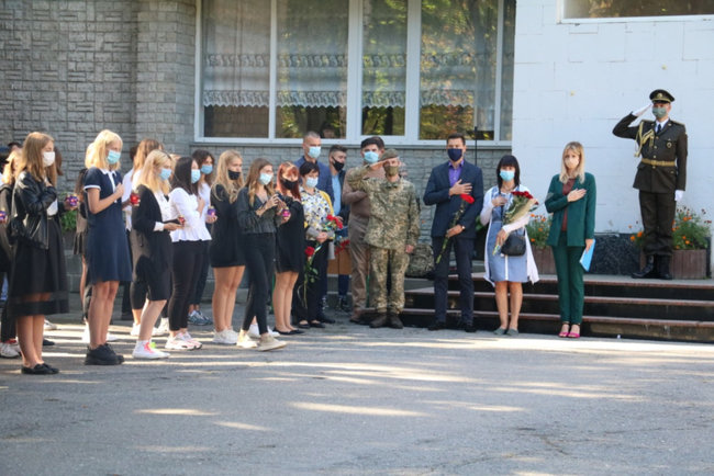 Меморіальну дошку загиблому на Донбасі воїну 24-ї ОМБр Вячеславу Куцмаю відкрили на подвірї школи №46 у Києві 02