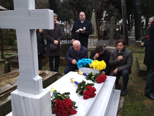 Кубив, Климкин и Нищук посетили в Стамбуле могилу представителя правительства УНР в эмиграции Мурского 02