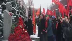 Москвичі завалили могилу Сталіна квітами в день його народження. ВIДЕО