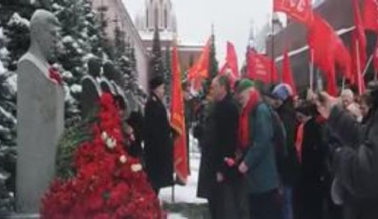Москвичі завалили могилу Сталіна квітами в день його народження. ВIДЕО