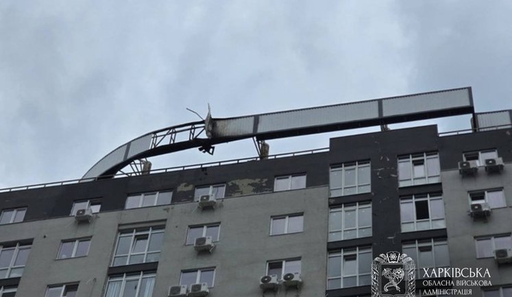 Росіяни атакували два райони Харкова. Є влучання у дах багатоквартирного будинку. ФОТО