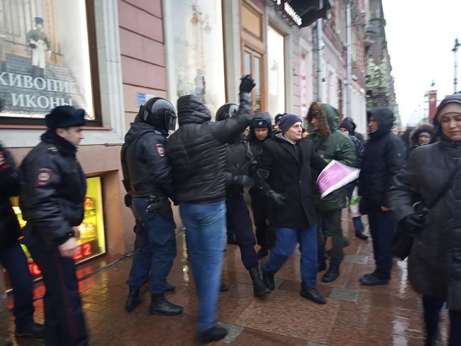 Ви знаєте повію, що 20 років пропрацювала в одному борделі? - акції протесту проти безстрокового перебування Путіна при владі відбулися в РФ 04
