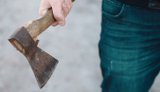 У Черкасах чоловік з сокирою напав на ТЦК