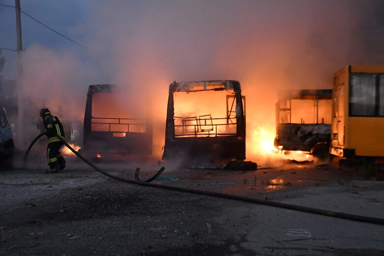Наслідки ворожих обстрілів Херсону 04