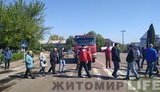 Жителі Черняхова заблокували міжнародну трасу М-21 через ями та відсутність ремонтних робіт. ФОТОрепортаж