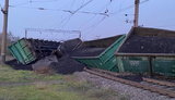 Возле Кривого Рога 15 вагонов сошли с рельс из-за повреждения путей (обновлено)