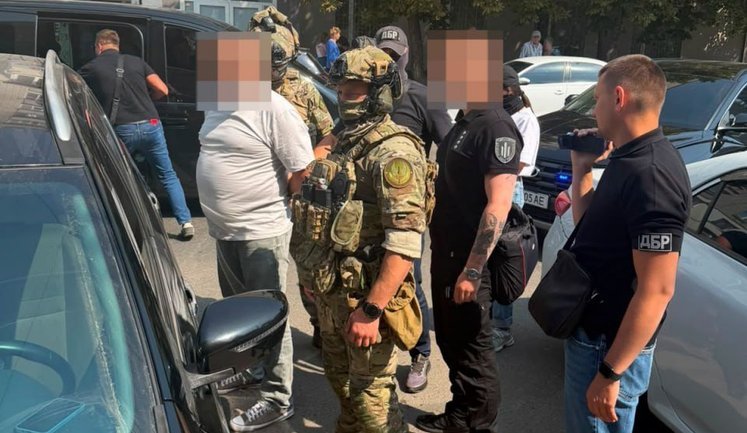 Вимагали 80 тис. грн у підприємця: викрито двох посадовців Податкової на Сумщині, - ОГП. ФОТОрепортаж