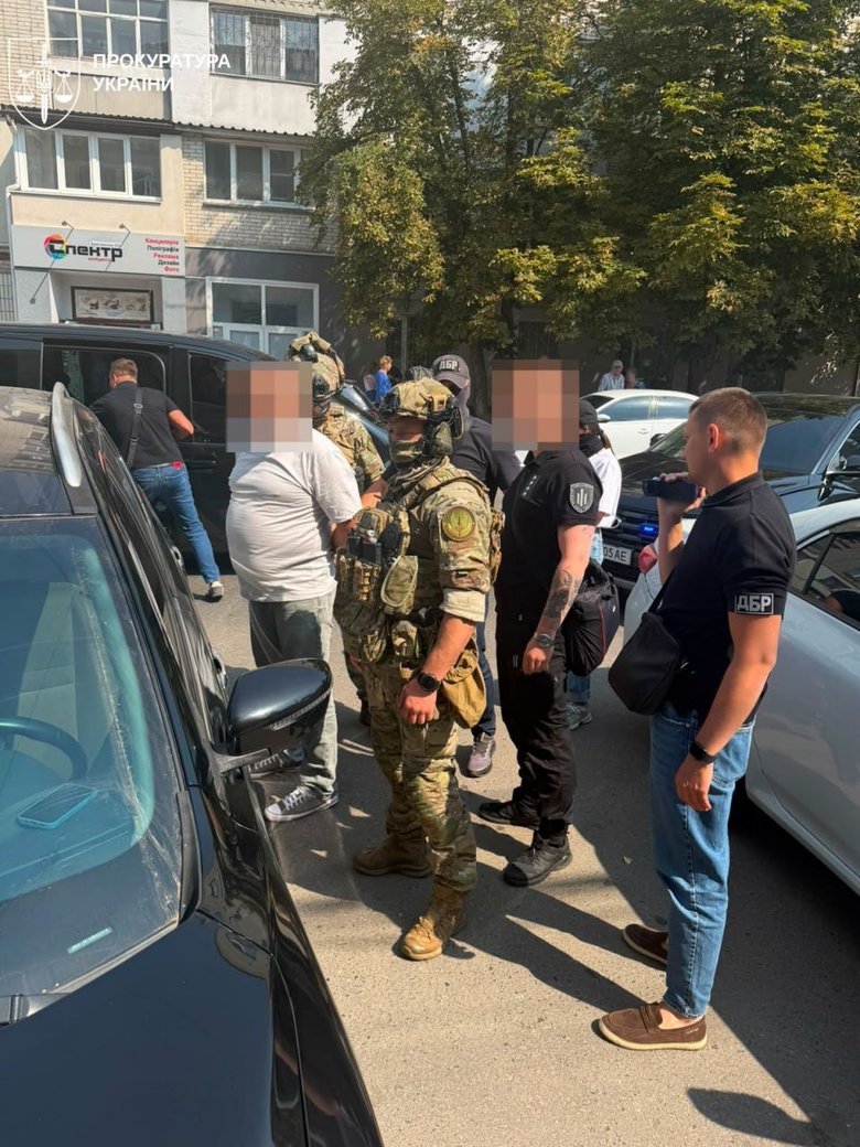 Двох працівників податкової викрили на хабарі