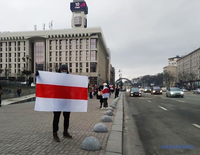 На Майдане в Киеве организовали цепь солидарности с протестующими в Беларуси 03
