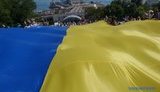 У центрі Одеси розгорнули 29-метровий прапор України, Дюка одягнули у вишиванку. ФОТОрепортаж