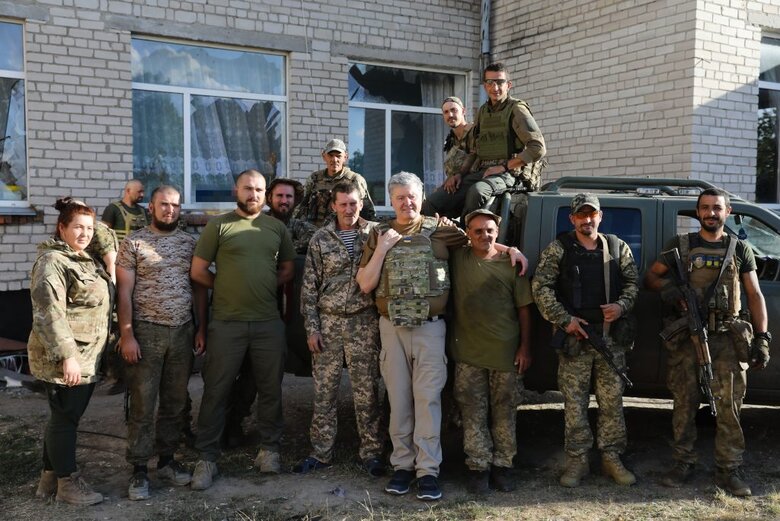 Порошенко в разрушенном храме обратился к Кириллу Гундяеву: Вы преступники и будете отвечать перед людьми и Богом 04