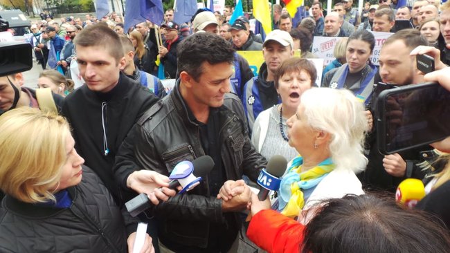 Каждому депутату по кассовому аппарату, - активисты пикетируют ОП с требованием ветировать законы о детенизации расчетов 25