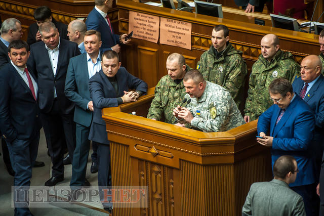 Як минув день у Раді: правоохоронці в сесійній залі, Фейсбук Литвина і Савченко, яка затрималася після засідання 02 Як минув день у Раді: правоохоронці в сесійній залі, Фейсбук Литвина і Савченко, яка затрималася після засідання 02