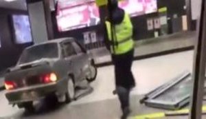 "Та, за#бав! Гальмуй! О, дебіл!" - п'яний водій заїхав на машині в залу очікувань аеропорту Казані. ВIДЕО