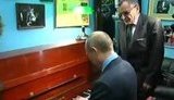 Путину пришлось играть на расстроенном пианино: "Оно не настраивается". + ВИДЕО.
