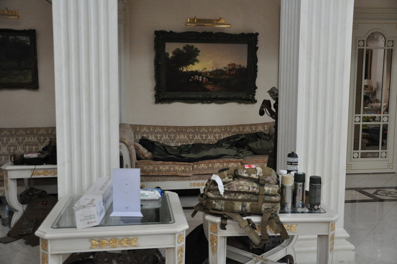 Штаб військових медиків Першого добровольчого мобільного шпиталю в маєтку Пінчука 10