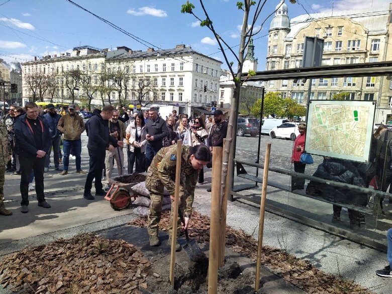 Фонтан, посвященный Герою Украины Да Винчи, открыли во Львове 06