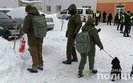Поліція обшукує приміщення, в якому, як стверджує "Нацкорпус", виявили "тітушок ОПЗЖ". ФОТО
