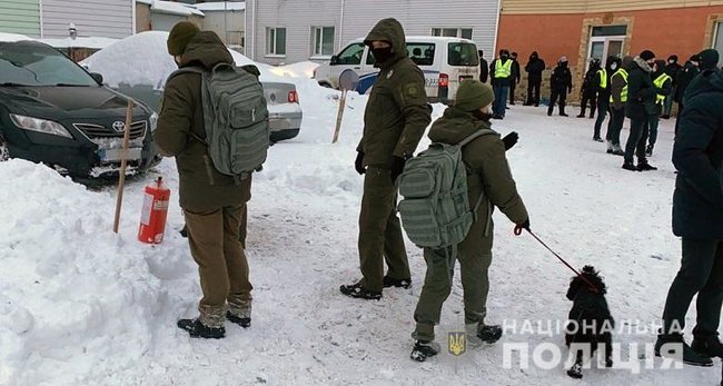 Поліція обшукує приміщення, в якому, як стверджує Нацкорпус, виявили тітушок ОПЗЖ 01