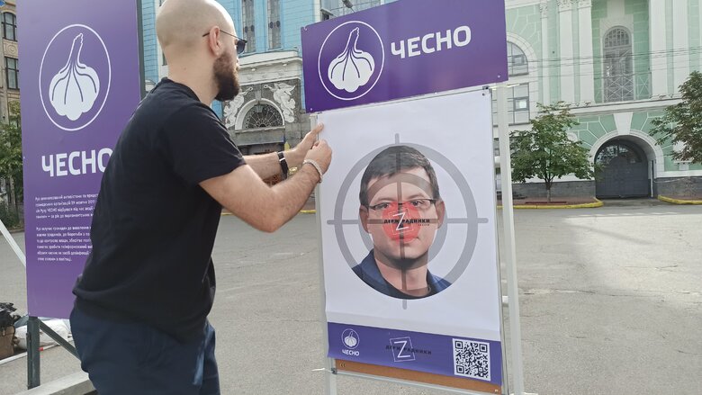 Уличная выставка Бей оккупанта! открылась на Контрактовой площади. Среди локаций - Дартс-держZрадник и Хлопок над крымским мостом 30