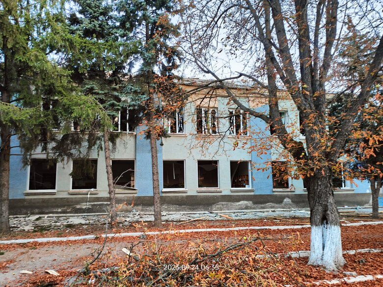 Последствия вражеских обстрелов Херсонщины: повреждены заводы, медучреждение, детский сад, церковь, есть погибшие и раненые 01