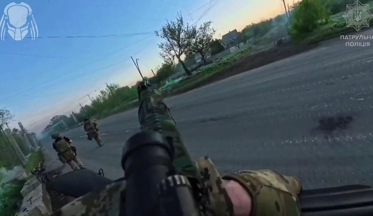 Бійці "Хижака" зі стрілецької зброї знищили дрони-"ждуни", які чатували на українську техніку біля Костянтинівки. ВIДЕО