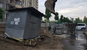 В Ірпені зносять громадську приймальню нардепів Іллєнка та Кишкаря через конфлікт навколо парковки. ВІДЕО+ФОТОрепортаж
