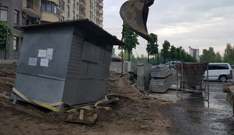 В Ірпені зносять громадську приймальню нардепів Іллєнка та Кишкаря через конфлікт навколо парковки. ВІДЕО+ФОТОрепортаж