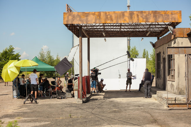 Письменник Сергій Жадан: Мені особисто бракує фільмів про цю війну. Але Дике поле, зняте за романом Ворошиловград, ще й про дружбу, любов, память та повернення 04