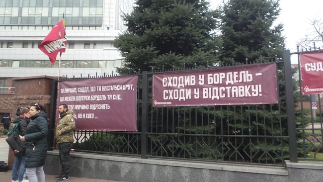 Суд розглядає апеляцію на арешт обвинуваченого у закупівлі неякісних бронежилетів Марченка: під будівлею суду відбувається акція на підтримку генерала 02