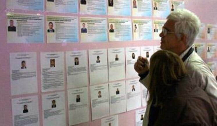 Местные выборы-2010: Тимошенко с горчичниками, Ахметов с мячом, свадьба на участке и ...отрубленные головы. ФОТОрепортаж.