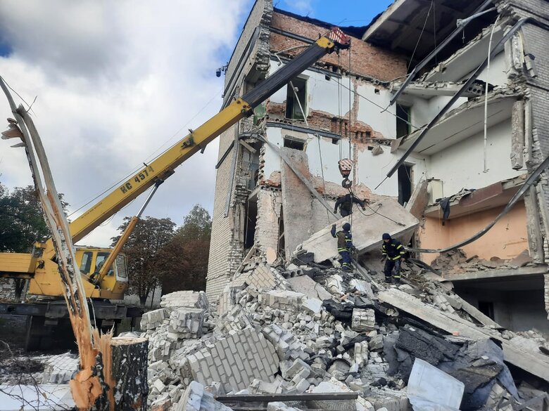 Последствия ракетного удара россиян по Часовому Яру: разрушен подъезд общежития, продолжаются спасательные работы 01 Последствия ракетного удара россиян по Часовому Яру: разрушен подъезд общежития, продолжаются спасательные работы 01