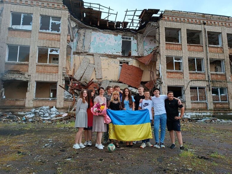 Последний звонок на руинах: девятиклассники из Любимовки Херсонской области попрощались со школой 03