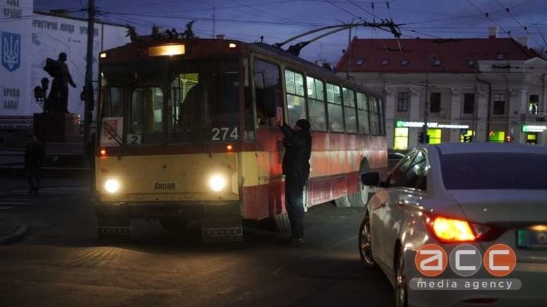 Вітер зірвав дах кінотеатру в Чернівцях 07