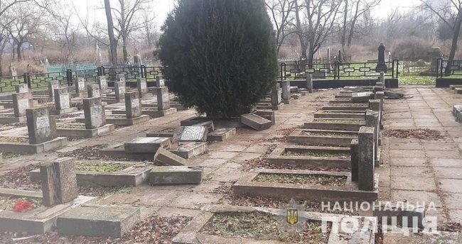 В двух областях вандалы повредили памятники погибшим во Второй мировой войне: количество надругательств над памятными знаками воинам увеличивается, - Минветеранов 01