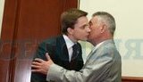 Молодокомандец Довгий пост сдал: "остановил нарастающий конфликт" и расцеловался на прощание с экс-мэром. ФОТОрепортаж