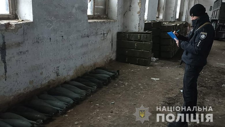 На Чернігівщині виявили покинутий росіянами склад боєприпасів - 65 запакованих ящиків та 210 мін калібру 120 мм 02