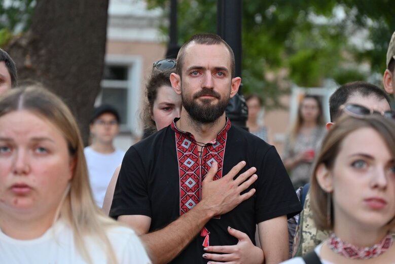 У Києві вшанували пам’ять Андрія Бабінського - воїна 80-ої ОДШБр та засновника Мегамаршу у вишиванках 09