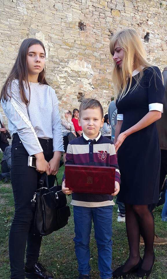 Народний герой України в Хотині: шість недержавних нагород вручили у дворі старовинної фортеці на Буковині 04