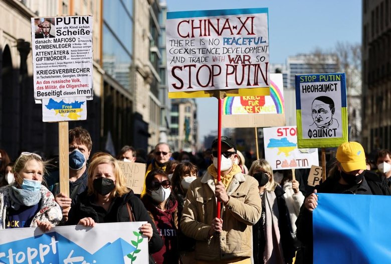 Масові мітинги проти війни в Україні прокотилися Європою. У Берліні вийшло щонайменше 20 тисяч людей 04