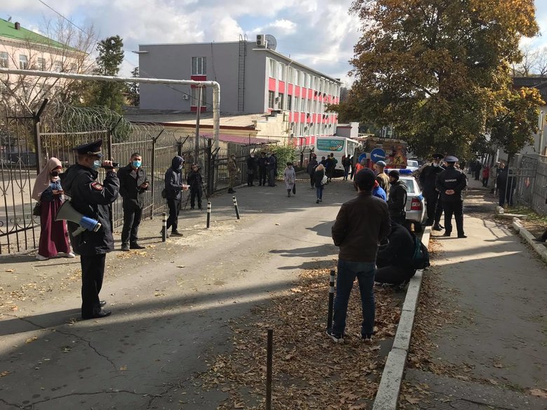В Симферополе оккупанты задержали 21 крымского татарина во время суда по делу Красногвардейской группы Хизб ут-Тахрир 04