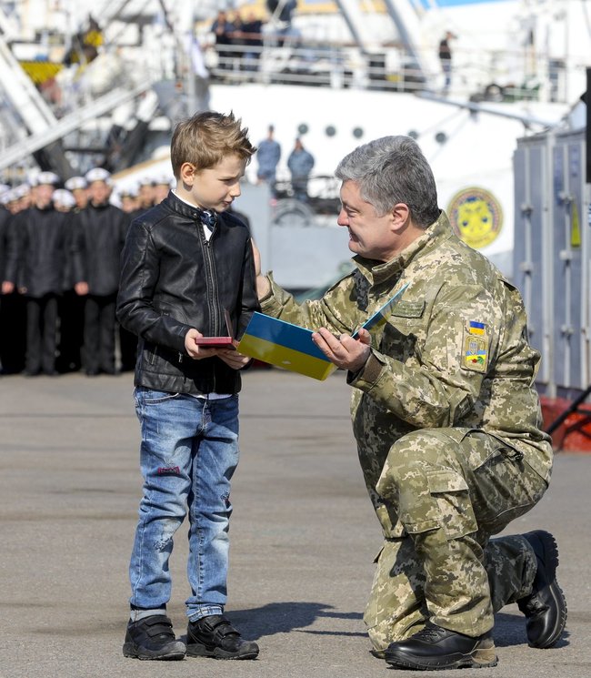 Порошенко наградил украинских пленных моряков 01