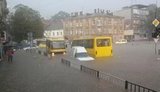 Спасатели на руках эвакуировали 130 пассажиров из затопленных маршруток во Львове, - ГСЧС. ВИДЕО